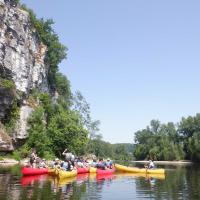 Groupe de canoës sur l'eau du Périgord